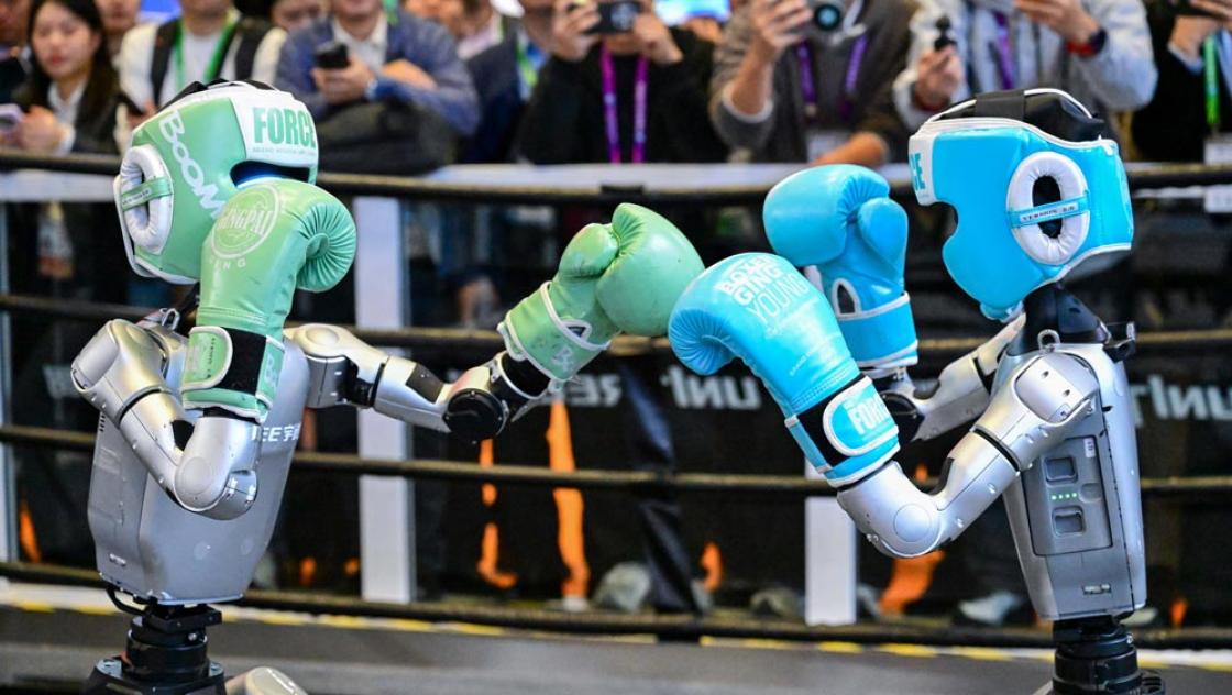 Symbolbild: Kämpfende Roboter (IMAGO / Xinhua)