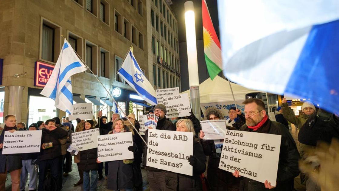 Proteste vor dem WDR-Funkhaus in Köln gegen die Verleihung des Hanns-Joachim-Friedrichs-Preises an Sophie von der Tann, 4.12.2025 (IMAGO / epd)