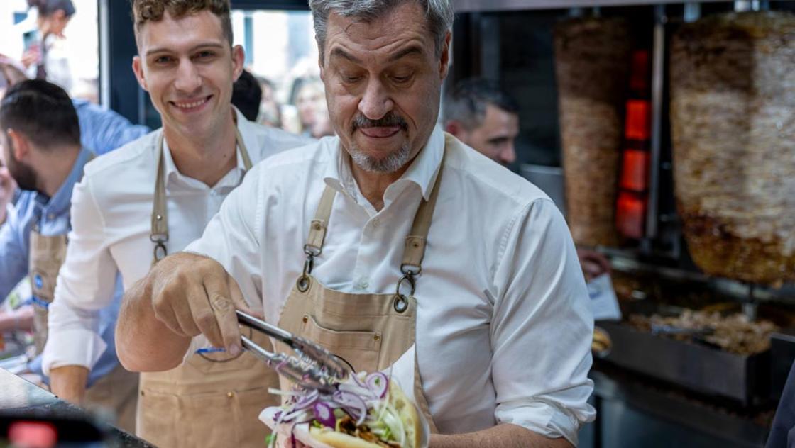 Food Influencer Markus Söder verkauft Döner zu Wahlkampfzwecken, 16.9.2025 (IMAGO / Ardan Fuessmann)