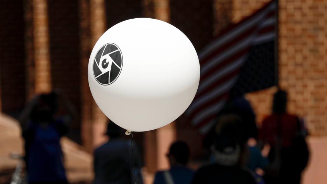 Demonstrierende in Washington fordern die Schließung von Palantir Technologies und tragen Schilder und Zeichen, die vor der Überwachung durch die Tewhnologien des Unternehmens warnen, 23.8.2025 (Yasin Ozturk / IMAGO / Anadolu Agency) 