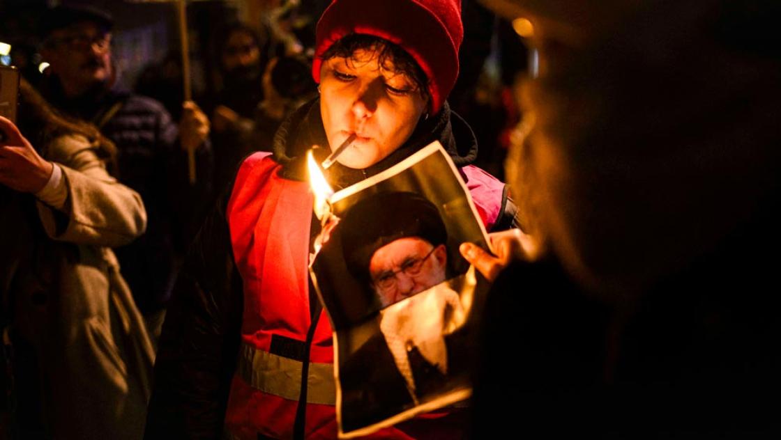 Weltweit zünden Menschen ihre Zigaretten an brennenden Fotos von Chamenei an und protestieren damit gegen das Regime im Iran - hier in Berlin am 14.1.2026 (IMAGO / Carsten Thesing)