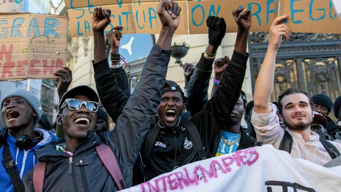 Mitglieder der Bürgerinitiative »Regularización Ya« vor dem Abgeordnetenhaus in Madrid, 9.4.2024 (IMAGO / SOPA Images)