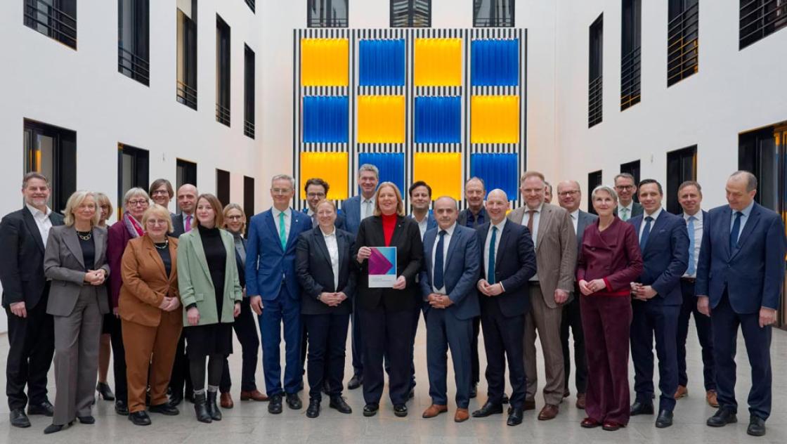 Bärbel Bas (SPD), Bundesministerin für Arbeit und Soziales, nimmt den Abschlussbericht der Kommission zur Sozialstaatsreform entgegen, 27.1.2026 (IMAGO / Jürgen Heinrich)