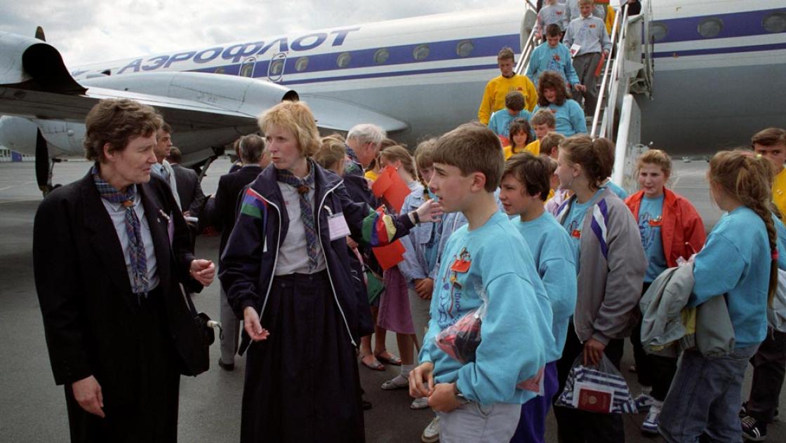 Kinder aus der Region um Tschernobyl kommen in Oslo an, wo sie für einen einmonatigen Erholungsaufenthalt untergebracht sind. Die zeitlich begrenzten Auslandsaufenthalte dienten dazu, ihre Strahlenbelastung zu reduzieren und ihre Gesundheit zu verbessern. 17.6.1991 (IMAGO / NTB)