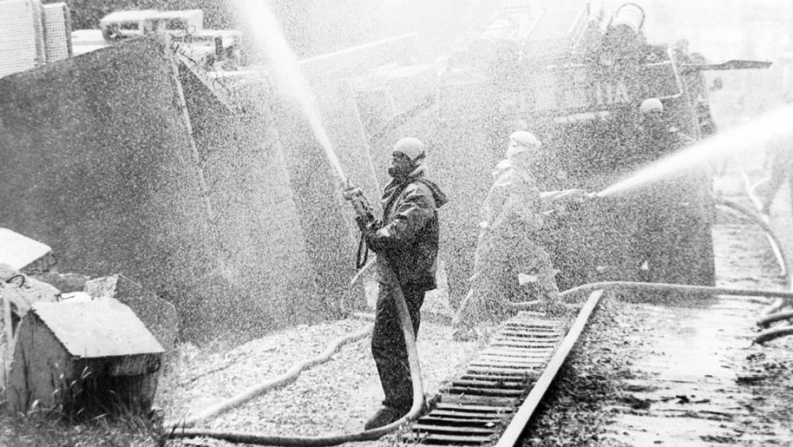 Bei den Dekontaminierungsarbeiten auf dem Gelände des Atomkraftwerks Tschernobyl 1986 (IMAGO / SNA)