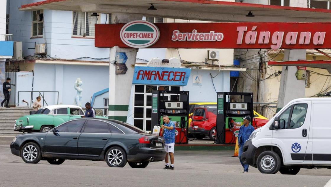 Ein Mann saugt Treibstoff aus einem Container neben einer staatlichen Tankstelle in Kuba ab, weil diese wegen Treibstoffmangels geschlossen ist, 24.1.2026 (IMAGO / imagebroker)
