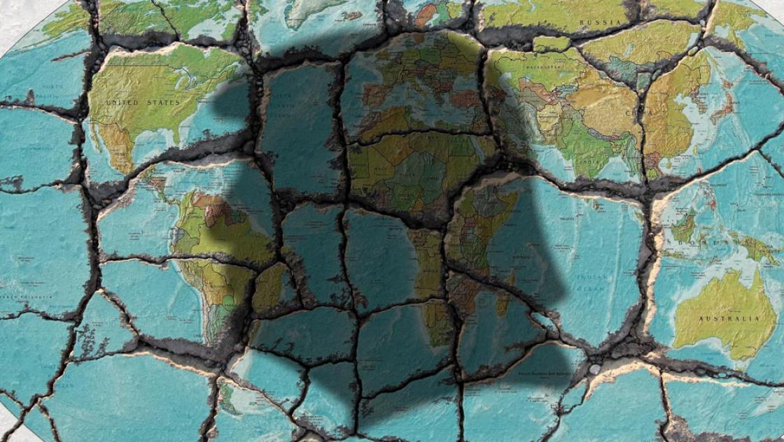 Symbolbild: Trumps Konterfei auf einer Weltkarte in Trümmern (IMAGO / Ralph Peters)