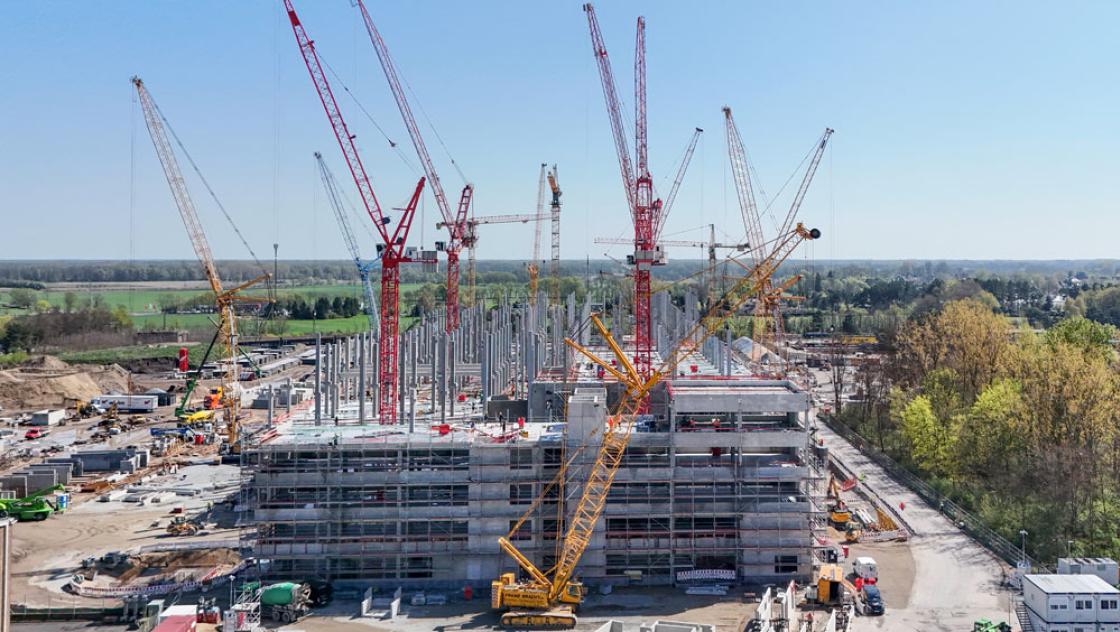 In Lübbenau entsteht ein Mega-Rechenzentrum, dessen Kühlung beträchtliche Wassermengen benötigen wird, 21.4.3036 (IMAGO / Jochen Eckel)