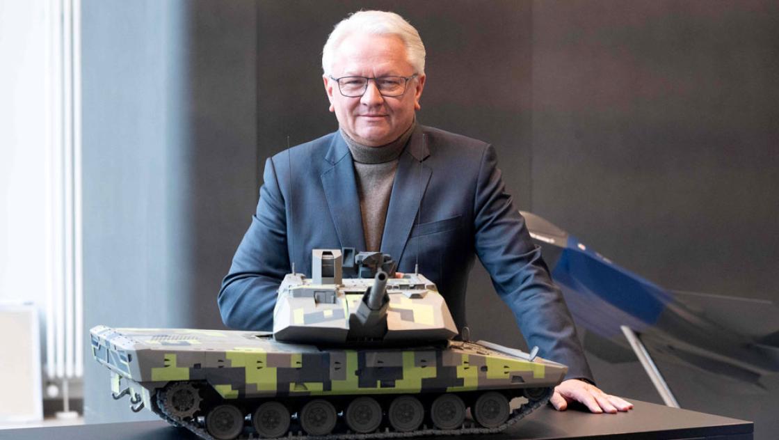 Armin Papperger, Rheinmetall-Vorstandsvorsitzender, an einem Modell des Panzers KF51 Panther, 11.3.2023 (IMAGO / Sven Simon)