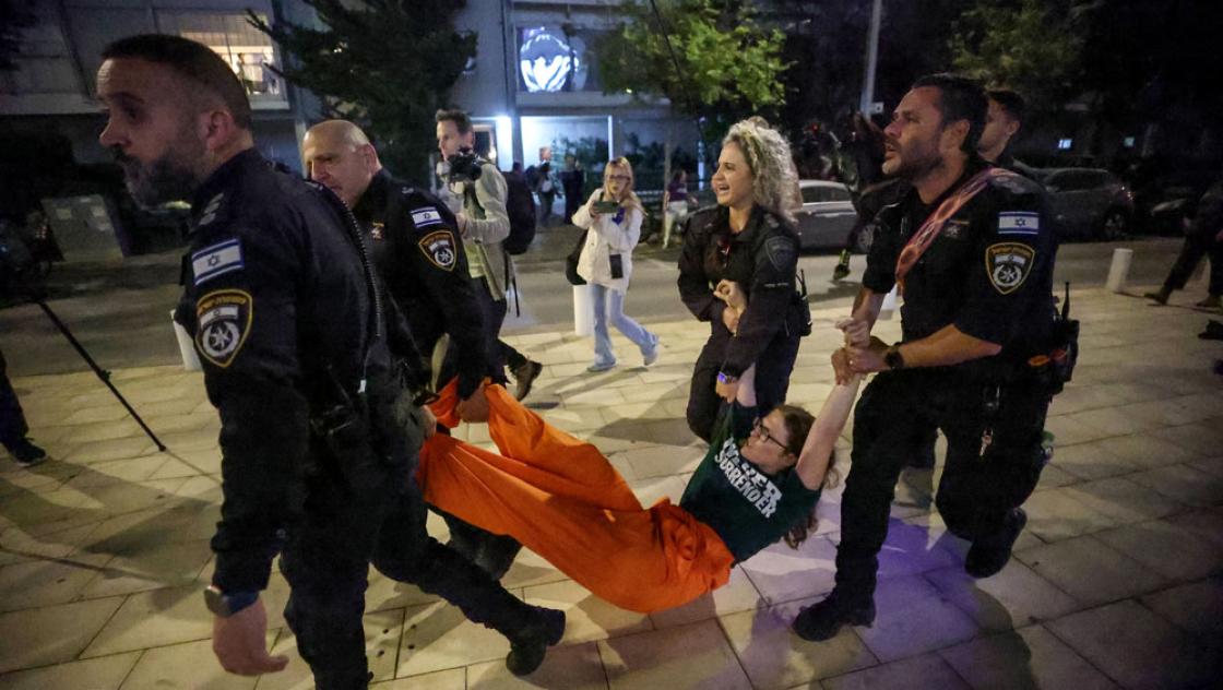 Die israelische Polizei löst in Tel Aviv eine Anti-Kriegs-Demonstration auf, 4.4.2026 (IMAGO / Anadolu Agency)