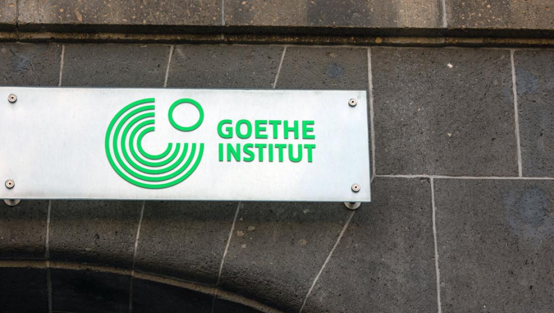 Das Logo am Goethe-Institut Berlin, 20.12.2021 (IMAGO / Dirk Sattler)