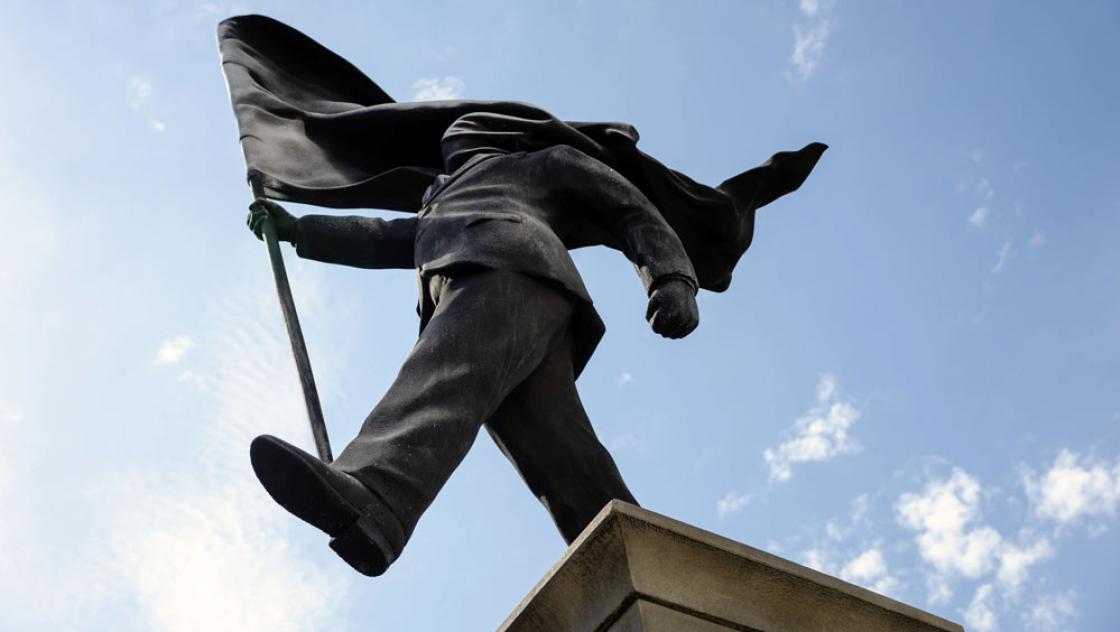 Die Banksy-Skulptur zeigt einen Mann auf einer hohen Säule, in der rechten Hand eine riesige schwarze Flagge, 2.5.2026 (IMAGO / Avalon.red / Pete Speller)