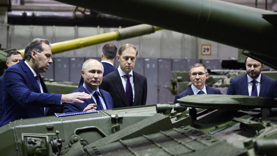 UVZ-Geschäftsführer Alexander Potapov begleitet Wladimir Putin,und seine Delegation bei ihrem Besuch im Maschinenbauwerk UralVagonZavod, 15.2.2024 (IMAGO / ITAR-TASS / Ramil Sitdikov)