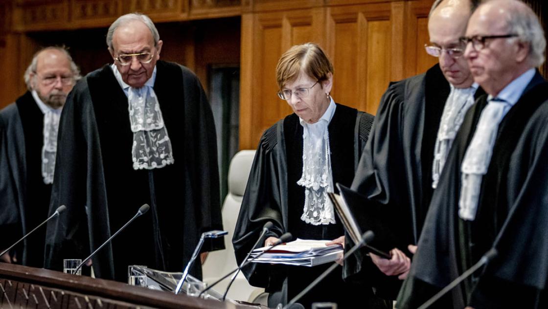 Die Richter:innen des Internationalen Gerichtshofs (IGH) vor der Verhandlung des von Südafrika gegen Israel angestrengten Völkermordverfahrens, 11.1.2024 (IMAGO / ANP / Remko de Waal)