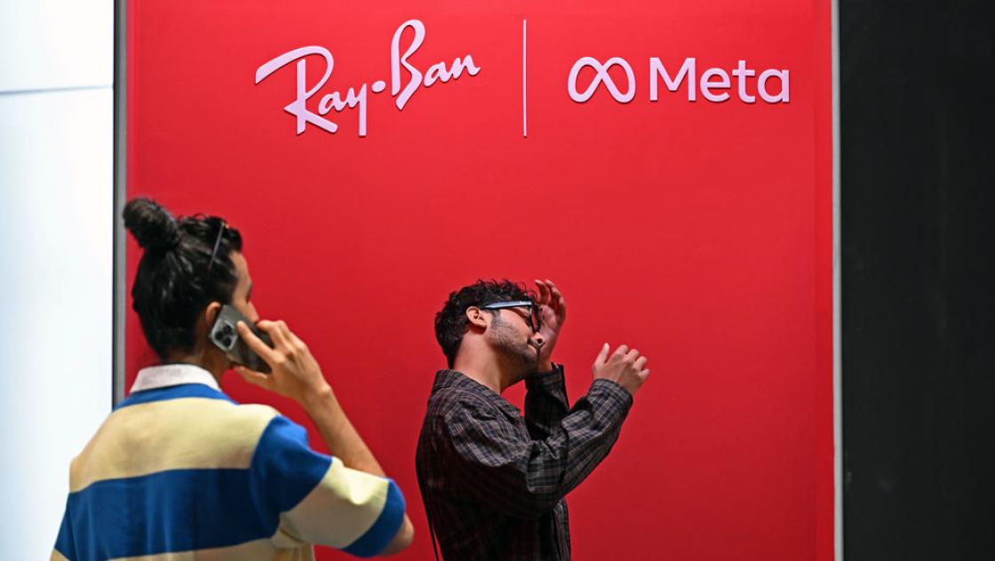 Neugierige am Stand von Ray Ban-Meta bei der Lakme Fashion Week in Mumbai, 20.5.2026 (IMAGO / ZUMA Press Wire)