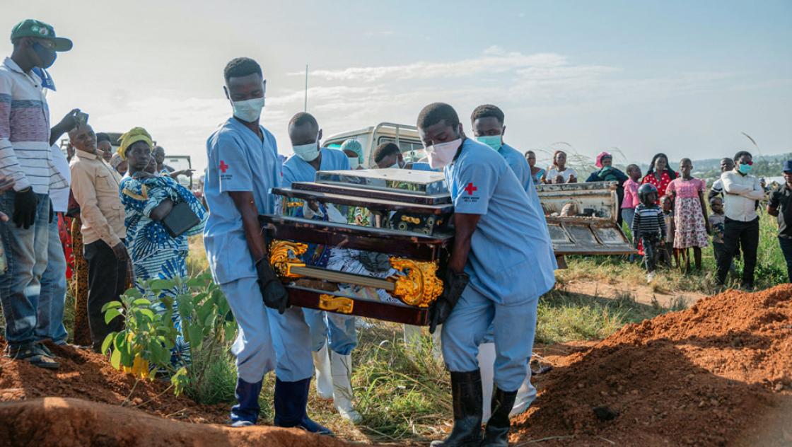  Eine Leiche wird von Gesundheitsbeamten in Schutzanzügen beigesetzt, Bunia, Demokratische Republik Kongo, 13.6.2026 (IMAGO / Anadolu Agency)