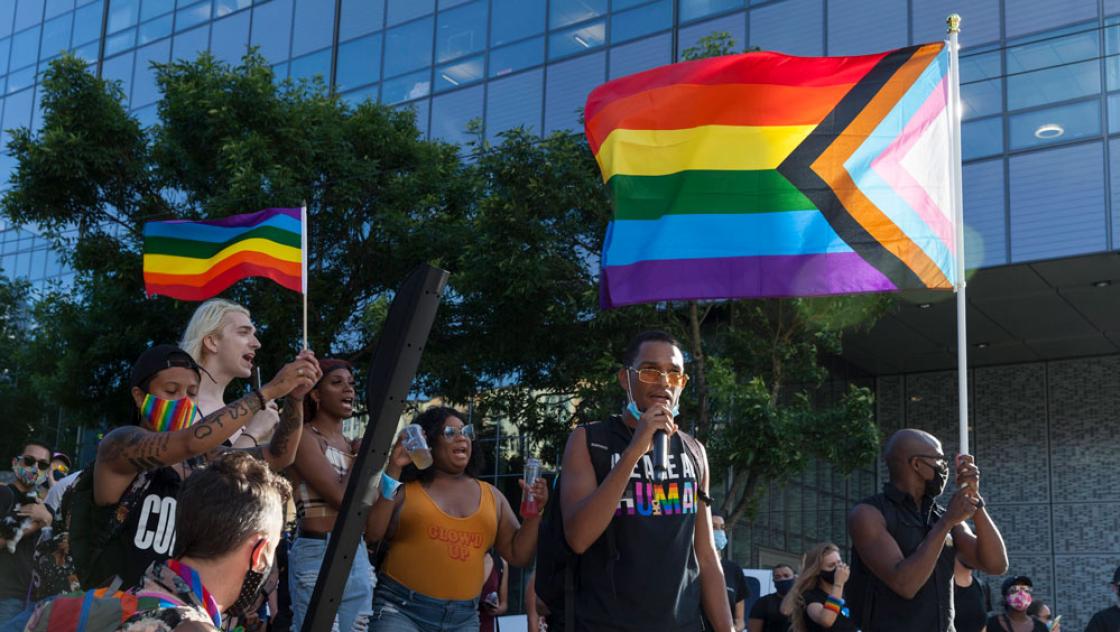 Demonstrierende mit Regenbogen- und Progress-Fahne. Nach der Ermordung von zwei trans Frauen gab es unter dem Motto »All Black Lives Matter« landesweite Proteste in den USA. Foto aus Seattle, 25.6.2020 (IMAGO / ZUMA Press Wire)