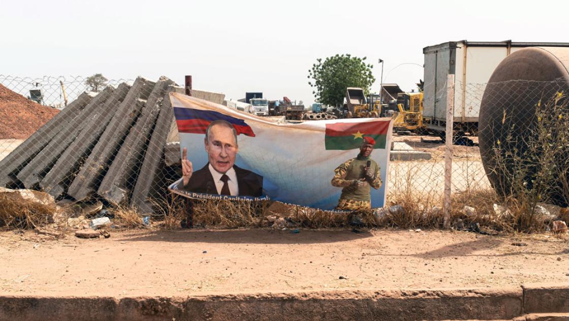 Am Straßenrand in Ouagadougou hängt ein Plakat von Interimsstaatschef Ibrahim Traoré und dem russischen Präsidenten Wladimir Putin, 5.3.2024 (IMAGO / Achille Abboud)