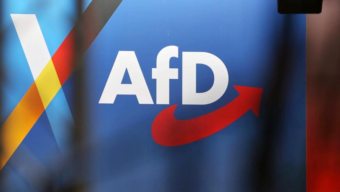 AfD-Schriftzug beim Bundesparteitag in Erfurt, 5.7.2026 (IMAGO / dts Nachrichtenagentur)