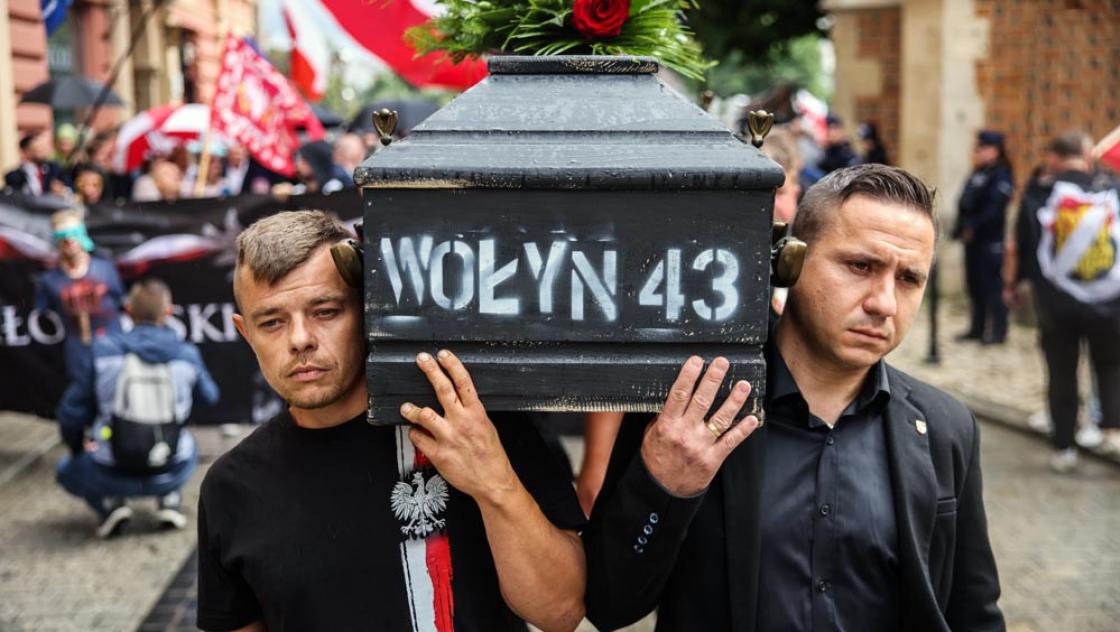 Zwei Männer tragen einen nachgebildeten Sarg während des »Wolhynien-Marsches«. Polens Gedenken an das Wolhynien-Massaker von 1943 belastet die Beziehungen zur Ukraine, 5.7.2026 (IMAGO / ZUMA Press Wire)