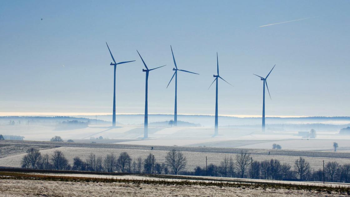 Windräder auf der Schwäbischen Alb (IMAGO / onw-images)