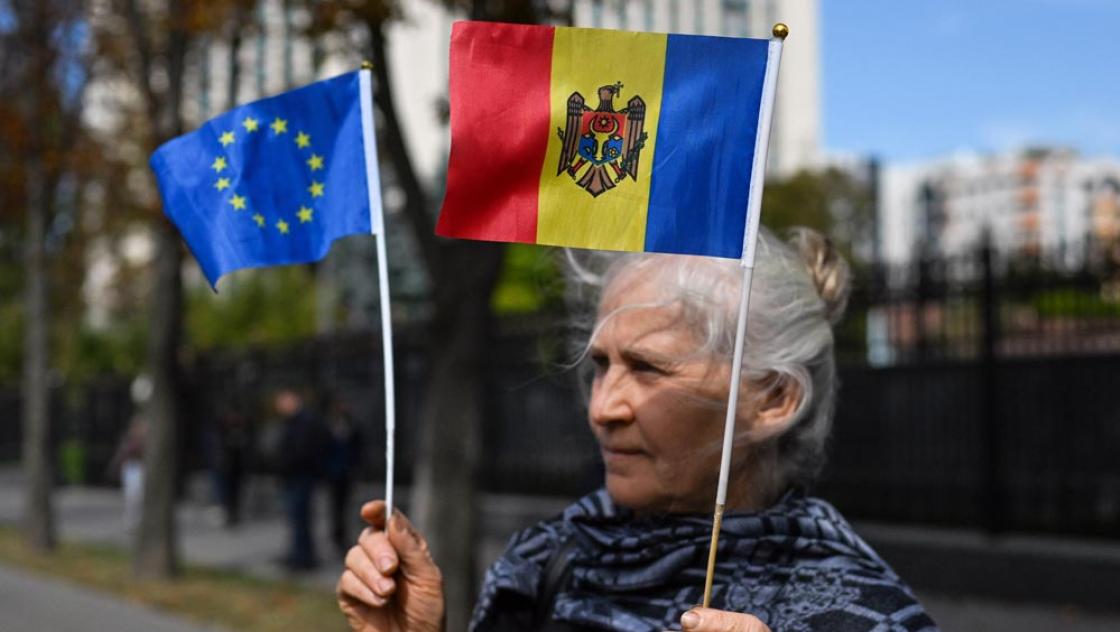 Eine pro-europäische Demonstrantin hält eine Moldau-Flagge in der einen und eine EU-Flagge in der anderen Hand, Chisinau, 29.9.2025 (IMAGO / NurPhoto)