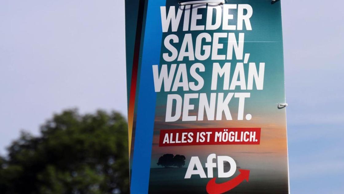 Ein AfD-Wahlplakat im sachsen-anhaltinischen Saubach, 26.8.2026 (IMAGO / Karina Hessland)