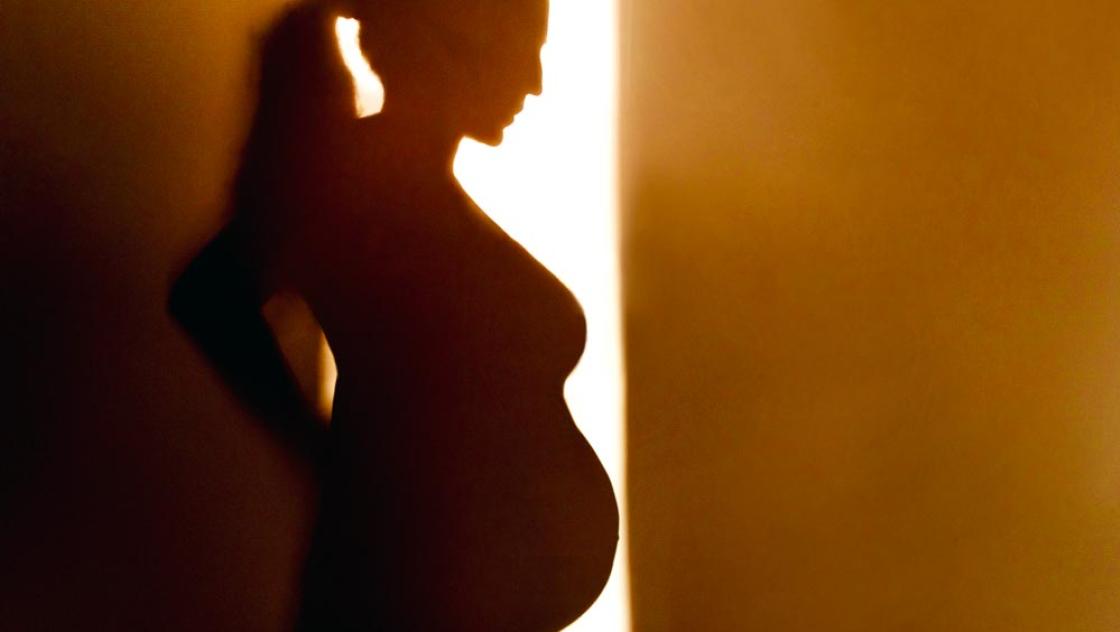Die Silhouette einer Schwangeren (IMAGO / Zoonar)