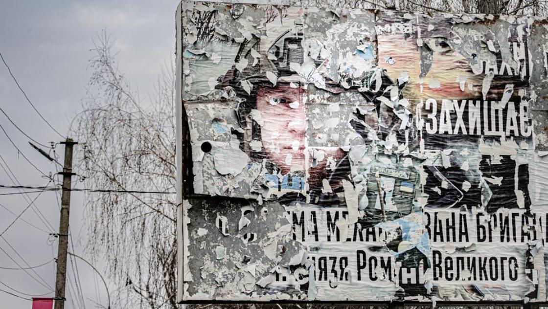 Eine verwitterte Werbetafel in der ukrainischen Stadt Kupjansk, 27.11.2024 (IMAGO / Funke Foto Services)
