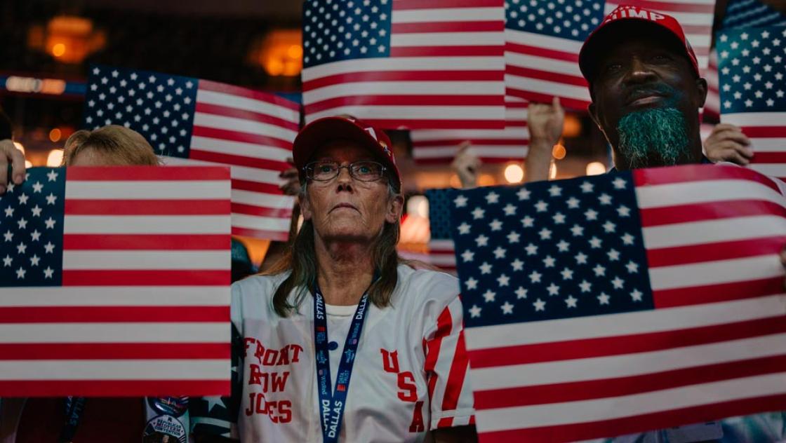 Teilnehmer mit USA-Flaggen bei der Republican Midterm Convention in Dallas, 10.9.2026 (IMAGO / Middle East Images)