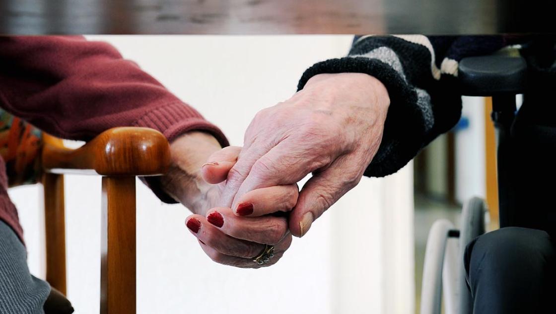 Pflegende Angehörige bleiben bei der Reform wieder einmal außen vor (IMAGO / Funke Foto Services)