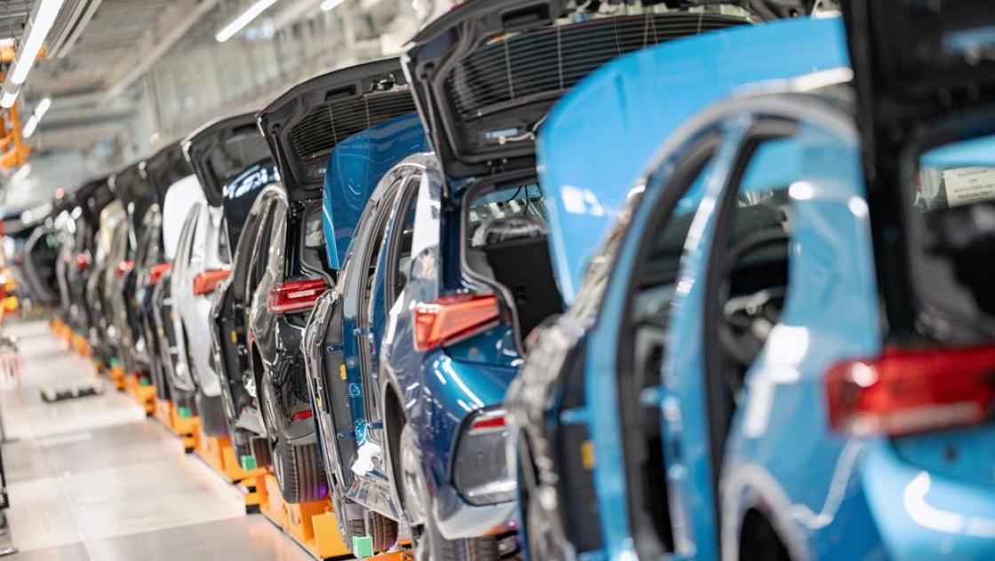 Blick in eine Produktionshalle mit Produktionslinie im Volkswagen-Werk Zwickau, 13.10.2025 (IMAGO / Chris Emil Janßen)