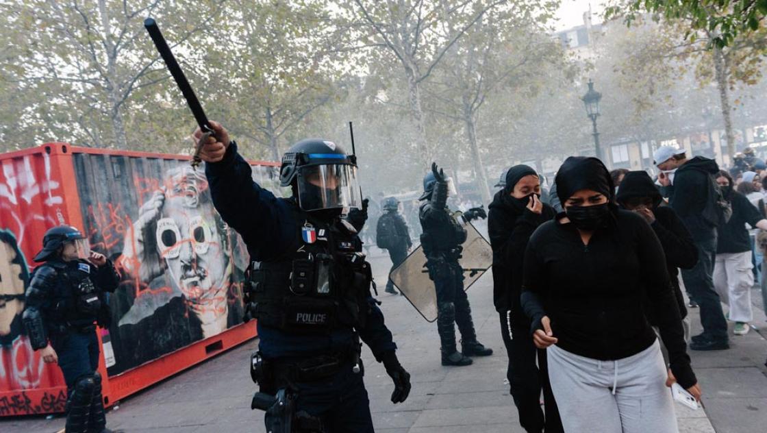 Demonstrant:innen auf der Place de la République; die Polizei setzt Tränengas und Wasserwerfer ein, um sie zu vertreiben, 18.10.2026 (IMAGO / Jan Schmidt-Whitley / Le Pictorium)