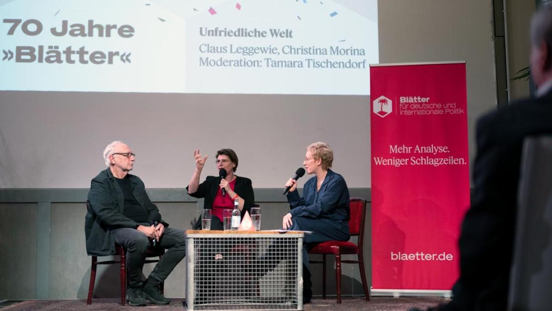 »Blätter«-Mitherausgeber Claus Leggewie und Christina Morina diskutieren mit Tamara Tischendorf auf der »70-Jahre-Blätter«-Feier am 3.10.2026 (Santiago Engelhardt)