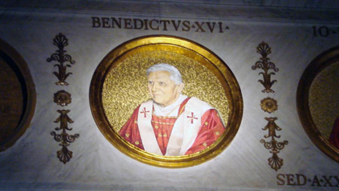 Goldfarbenes Bild von Papst Benedikt