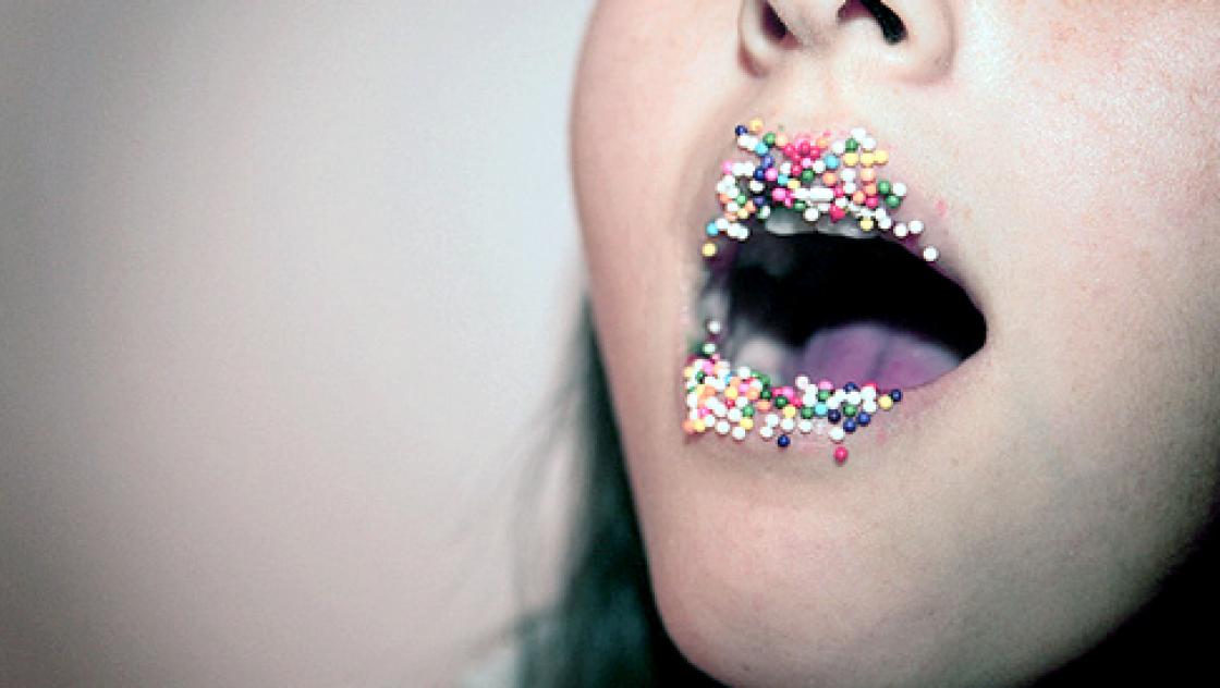 Ein Kind mit Zuckerperlen-Schnute