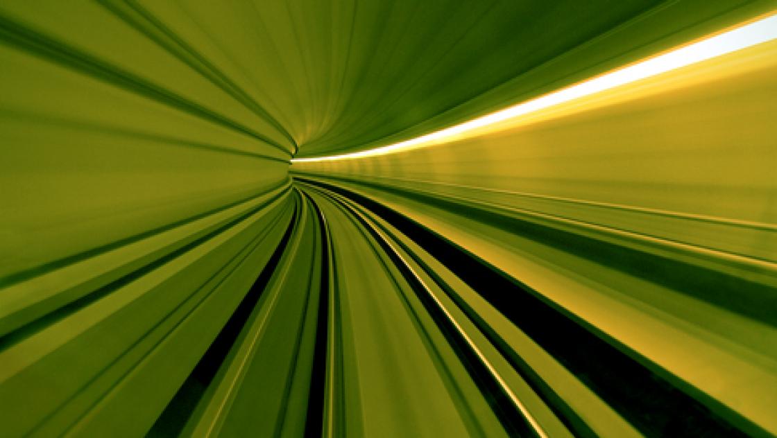 Das Bild zeigt grüne und schwarze Streifen die sich zu einem Tunnel zusammenziehen