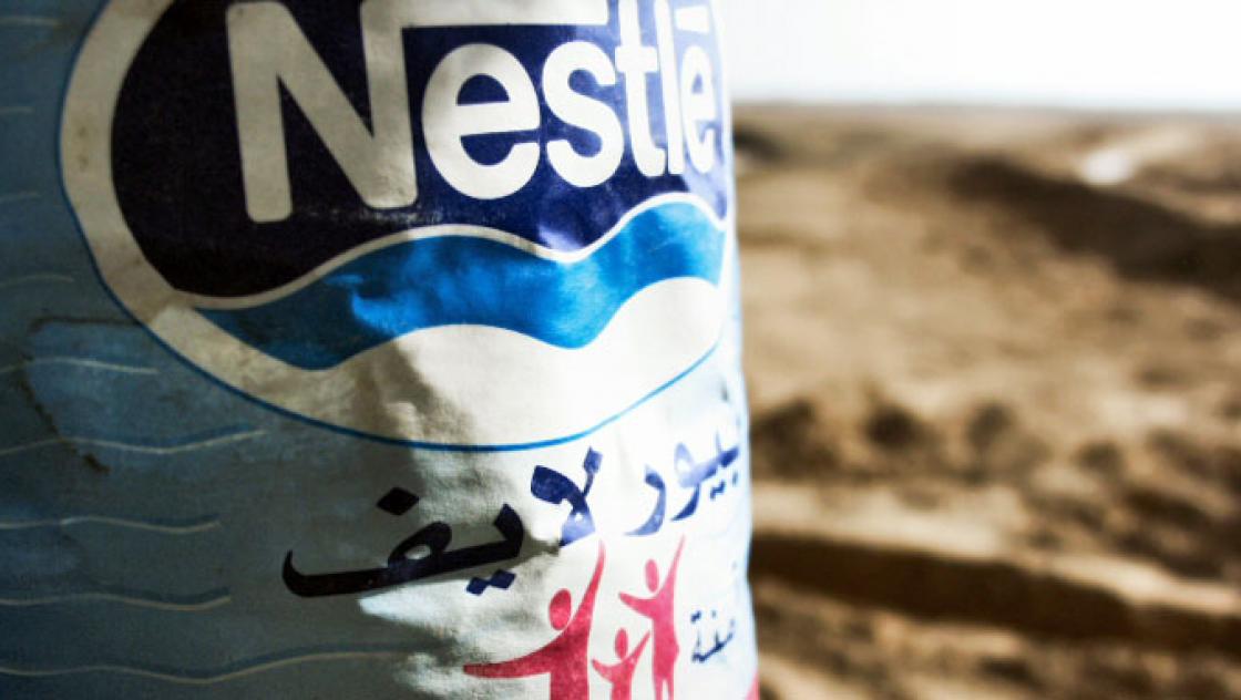 Wasserflasche vor trockener Landschaft