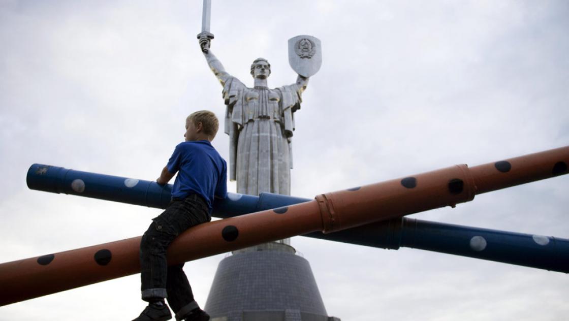 Junge sitzt auf einer Barrikade auf dem Maidan in Kiew