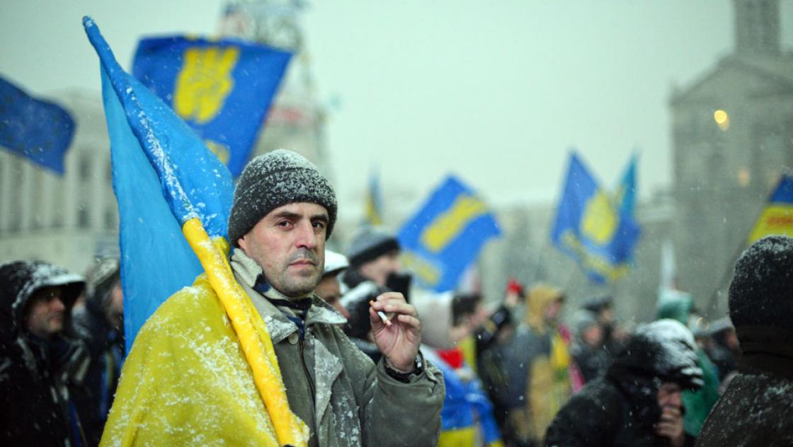 Demonstrant mit ukrainischer Fahne auf dem Maidan in Kiew