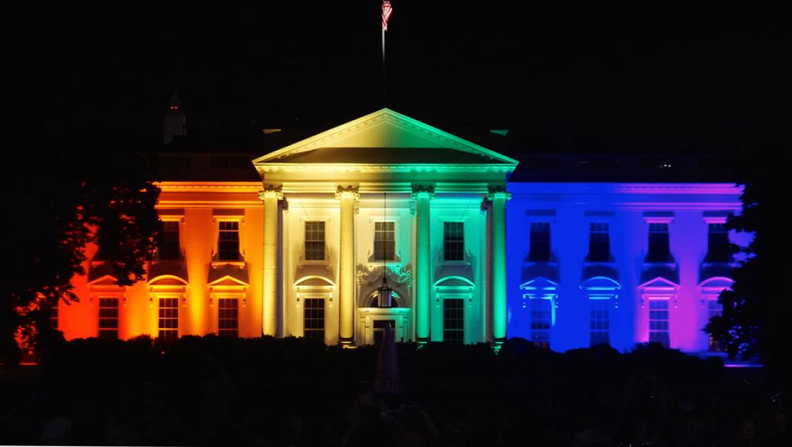 Das Weiße Haus in Washington wird in den Farben des Regenbogens beleuchtet.