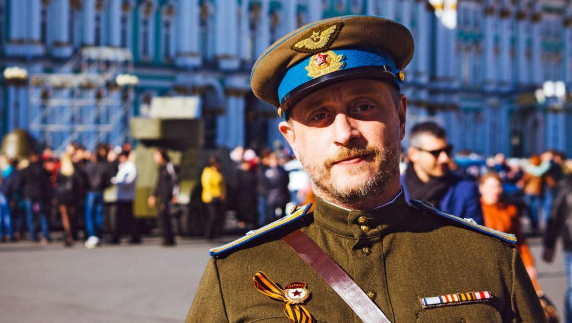 Ein Mann in einer historischen Uniform