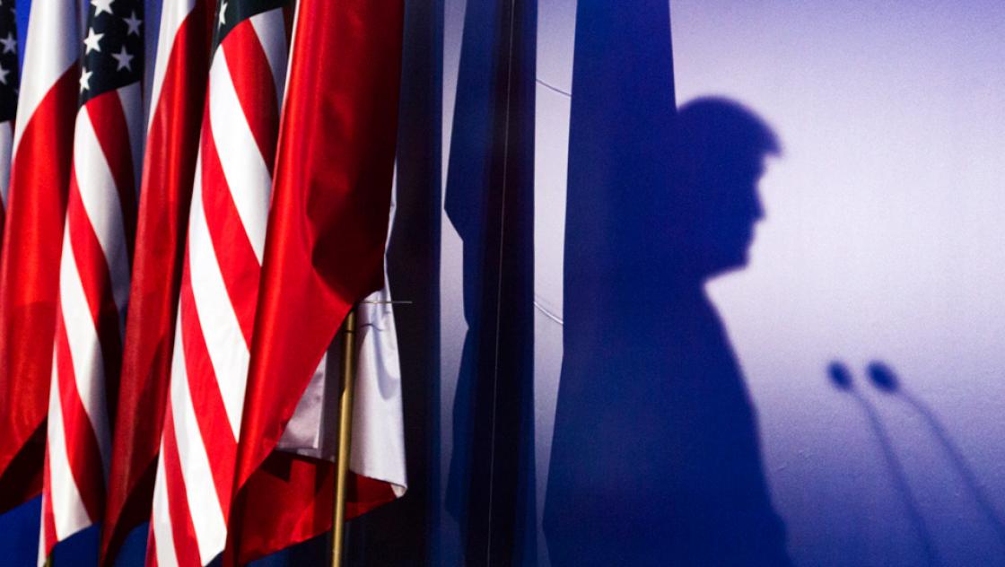 Der Schatten Donald Trumps einer amerikanischen Flagge