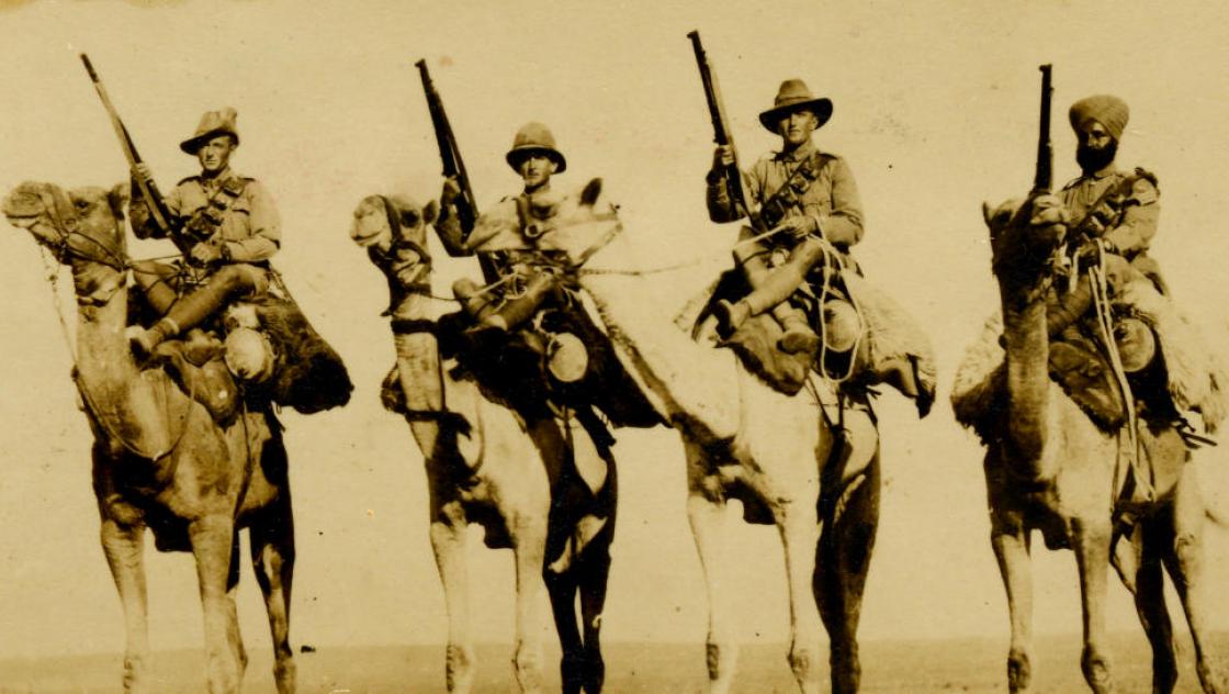 Neuseeländische Soldaten im Ersten Weltkrieg sitzen auf Kamelen