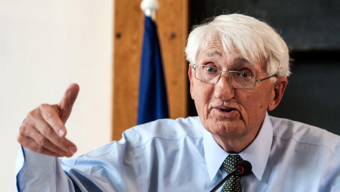 Das Bild zeigt Jürgen Habermas, einen Mann mit weißem Haar und blauem Hemd, der in die Kamera spricht