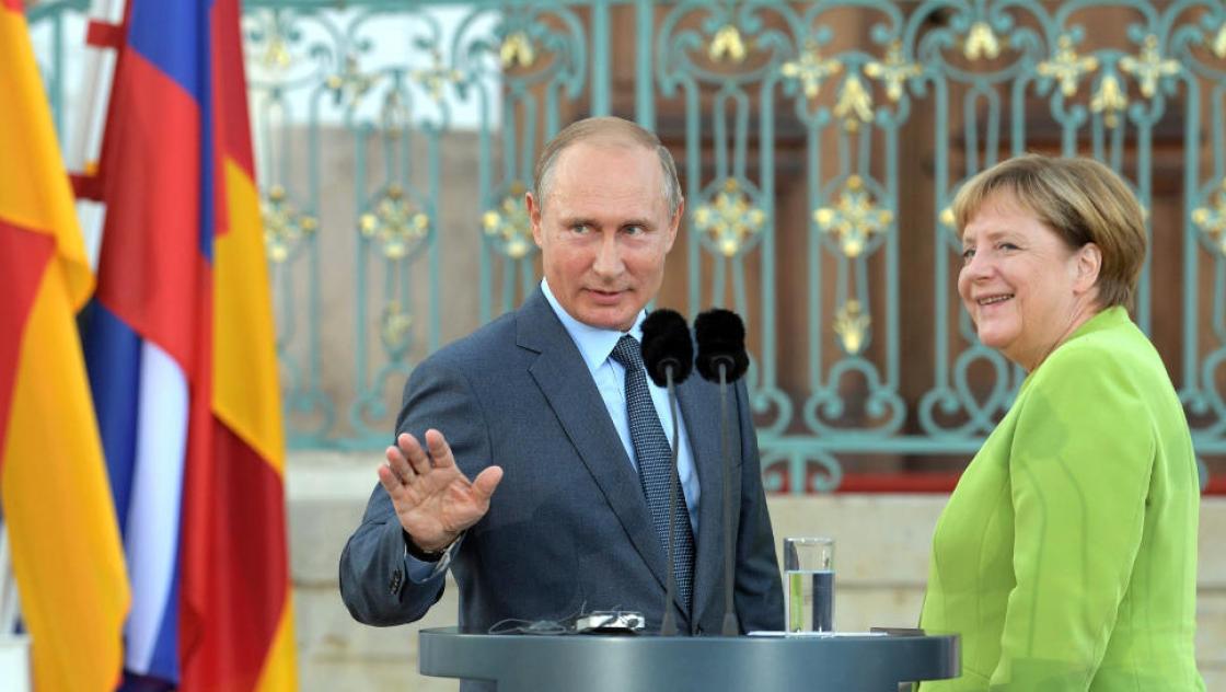 Russlands Präsident Wladimir Putin trifft auf die deutsche Bundeskanzlerin Angela Merkel