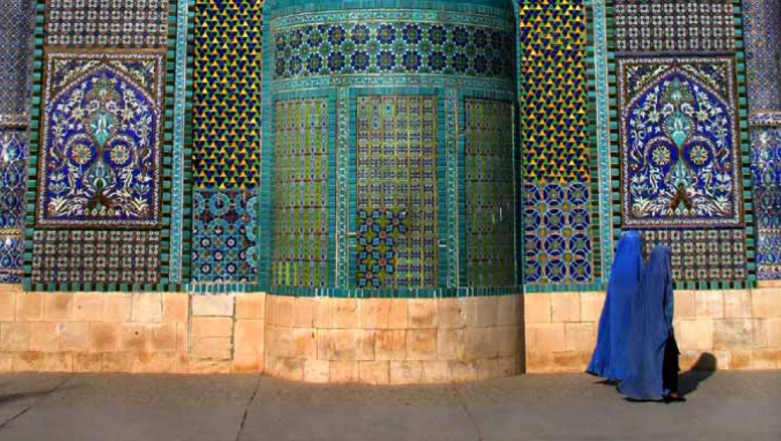 Steve Evans from India and USA, „Mazar-e Sharif - all blue“, cropped|https://commons.wikimedia.org/wiki/File:Mazar-e_Sharif_-_all_blue.jpg__BREAK__Attribution 4.0 International|https://creativecommons.org/licenses/by/4.0/legalcode