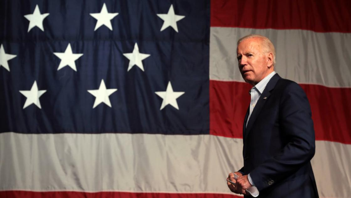 Joe Biden vor einer US-Flagge