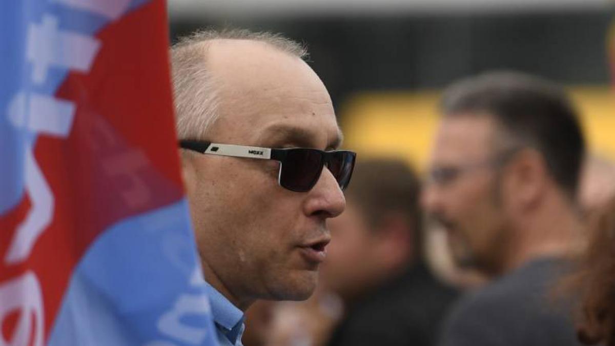 Der Richter und AfD-Bundestagsabgeordnete, Jens Maier, auf der gemeinsamen Kundgebung von Pegida und AFD im Jahr 2017 in Dresden. (IMAGO / Paul Sander)