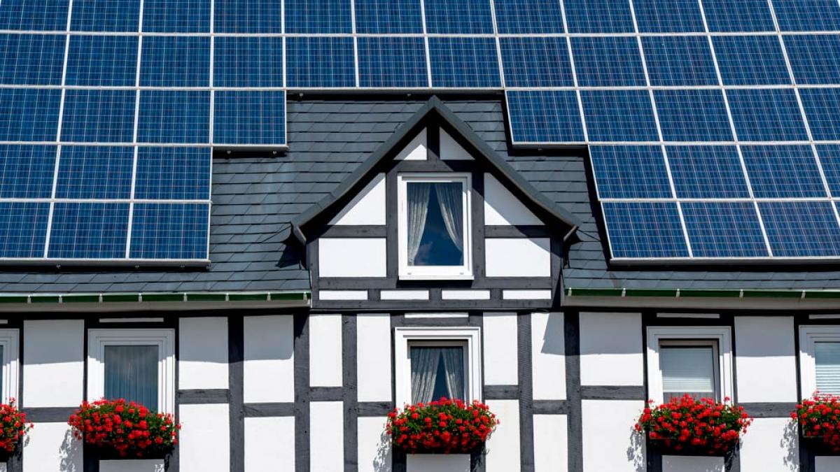 Fachwerkhaus mit einem Solardach (IMAGO / Jochen Tack)